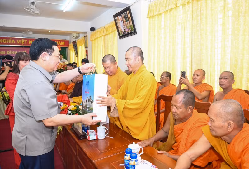 Chủ tịch Quốc hội Vương Đình Huệ tặng quà cho các vị chức sắc tôn giáo tỉnh Sóc Trăng. (Ảnh Duy Linh)