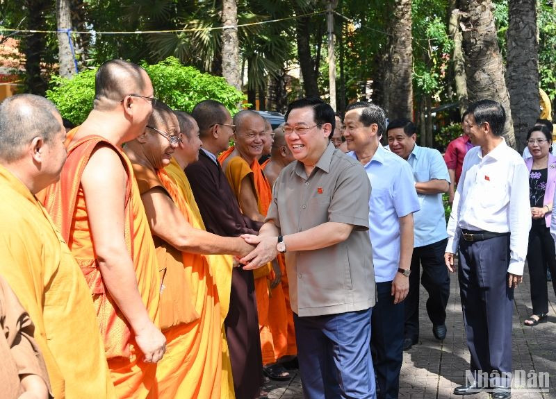 Chủ tịch Quốc hội Vương Đình Huệ với các Hòa thượng, Thượng tọa, Đại đức trong Hội Đoàn kết sư sãi yêu nước tỉnh Sóc Trăng. (Ảnh Duy Linh)