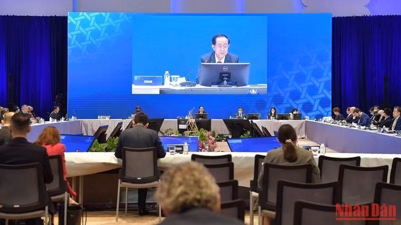 Bộ trưởng Tài chính Thái Lan Arkhom Termpittayapaisith chủ trì phiên họp. (Ảnh: NAM ĐÔNG)