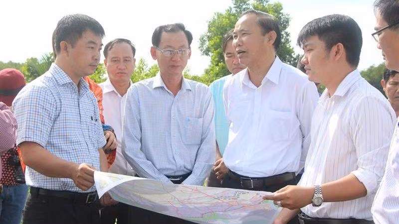 Đoàn công tác của Bộ Nông nghiệp và Phát triển nông thôn khảo sát việc khai thác thủy sản tại tỉnh Bến Tre.