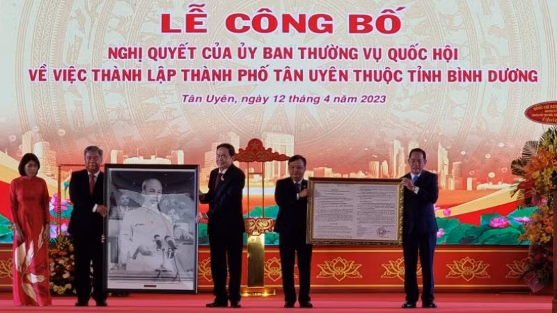 Phó Chủ tịch Thường trực Quốc hội Trần Thanh Mẫn trao nghị quyết và tặng quà lưu niệm cho lãnh đạo thành phố Tân Uyên.