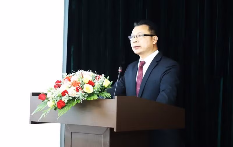 Tiến sĩ Nguyễn Duy Thụy, Ủy viên Hội đồng lý luận Trung ương, Viện trưởng Viện Khoa học xã hội vùng Tây Nguyên phát biểu đề dẫn hội thảo.