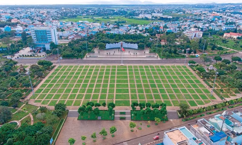 Toàn cảnh quảng trường Đại Đoàn Kết (TP PleiKu, Gia Lai).