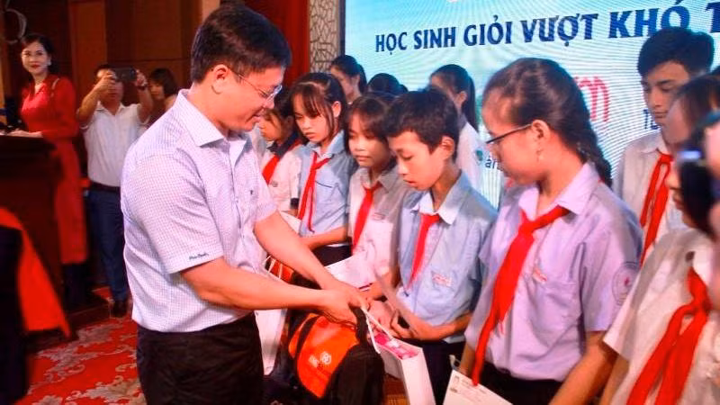 Lãnh đạo UBND tỉnh trao học bổng cho các học sinh nghèo vượt khó tiêu biểu.