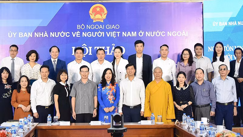 Các đại biểu chụp ảnh lưu niệm.