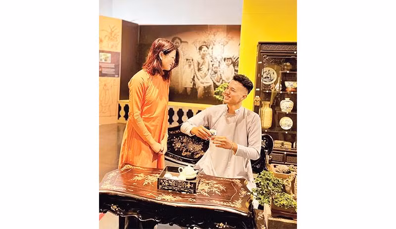 Giới trẻ đến với các khu trưng bày tại Bảo tàng Hà Nội.