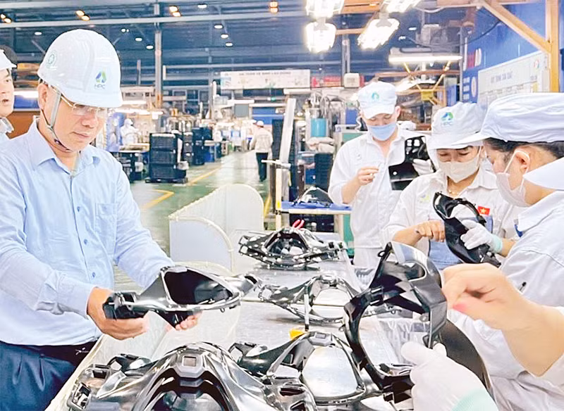 Sản xuất linh kiện nhựa tại Công ty CP Nhựa Hà Nội.