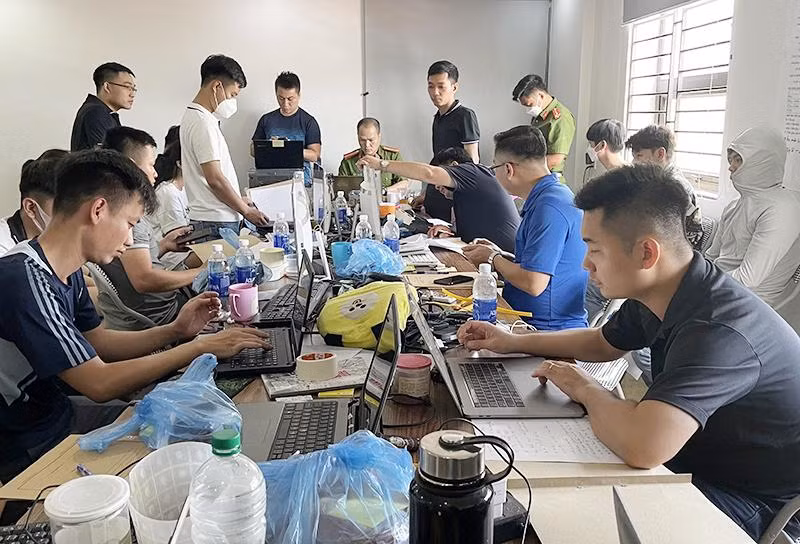 Lực lượng công an triệt phá đường dây cho vay nặng lãi quy mô lớn, xuyên quốc gia qua ứng dụng điện thoại di động. (Ảnh THANH TUẤN)