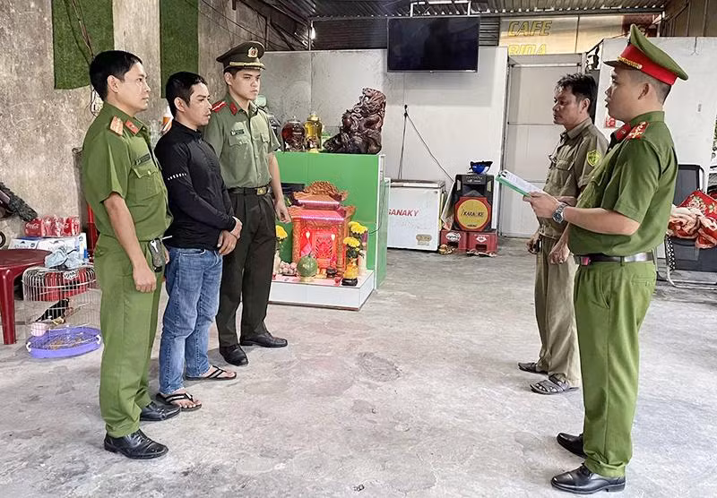 Công an tỉnh Thừa Thiên Huế bắt giữ các đối tượng trong đường dây đánh bạc và tổ chức đánh bạc dưới hình thức cá độ bóng đá qua mạng. (Ảnh LÊ CHUNG) 