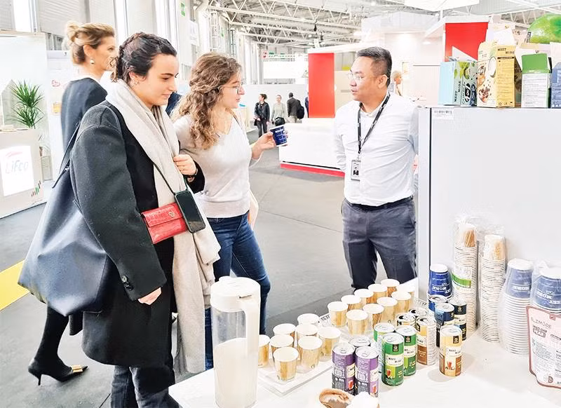 Người tiêu dùng dùng thử sản phẩm cà-phê nông sản Meet More do doanh nhân kiều bào đầu tư sản xuất ở TP Hồ Chí Minh tại hội chợ thực phẩm quốc tế vừa diễn ra tại Paris, Pháp. (Ảnh CTV)