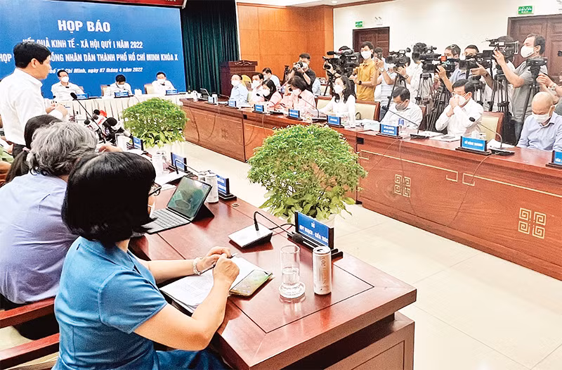 Phóng viên tác nghiệp tại họp báo thông tin về tình hình kinh tế-xã hội tại Trung tâm Báo chí thành phố.