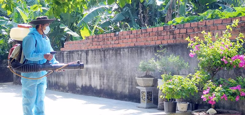 Phun hóa chất diệt muỗi tại các ổ dịch ở tỉnh Phú Yên. (Ảnh TRÌNH KẾ)