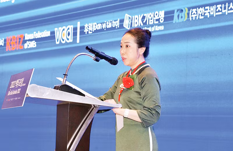 Bà Nguyễn Cẩm Phương, Tổng Giám đốc SAIGONTEL phát biểu tại Diễn đàn Baekdu Forum 2022.