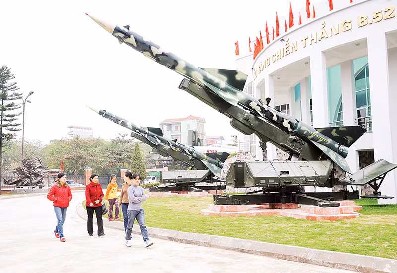 Khách tham quan Bảo tàng chiến thắng B-52 (TP Hà Nội). Ảnh | TRẦN HẢI