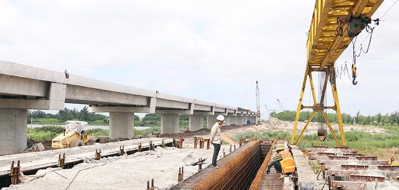 Thi công cầu sông Hồng nối liền hai huyện Tiền Hải (Thái Bình) và Giao Thủy (Nam Định) thuộc Dự án xây dựng tuyến đường bộ ven biển tỉnh Thái Bình. (Ảnh NGUYỄN THƠI)