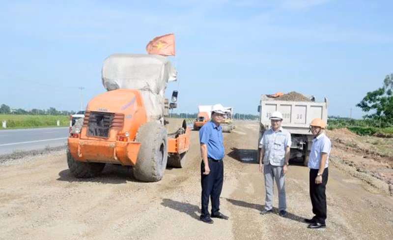 Đẩy nhanh tiến độ thi công giai đoạn II tuyến đường nối giữa đường cao tốc Hà Nội-Hải Phòng với đường cao tốc Cầu Giẽ-Ninh Bình trên địa bàn tỉnh Hưng Yên.