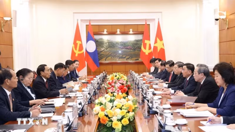 Thường trực Ban Ban Bí thư Trần Cẩm Tú hội đàm với đồng chí Bounthong Chitmany, Ủy viên Bộ Chính trị, Thường trực Ban Bí thư, Phó Chủ tịch nước Lào. (Ảnh: Phương Hoa/TTXVN)