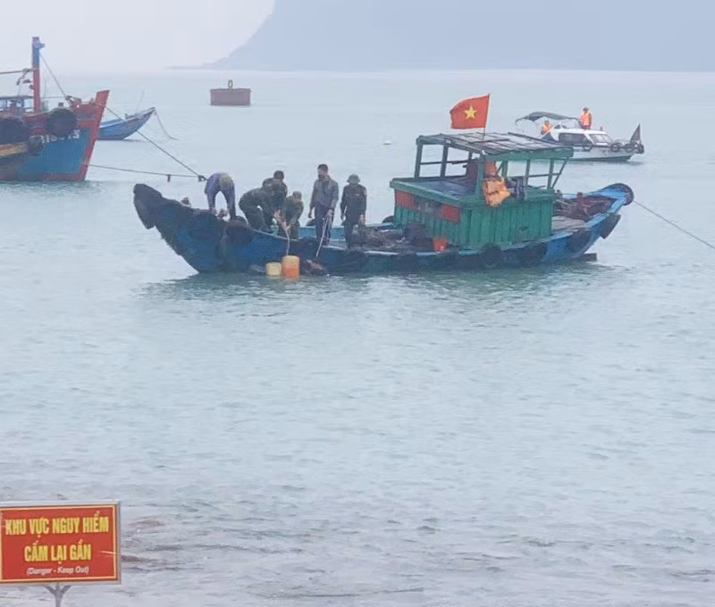 Lực lượng chức năng trục vớt quả bom còn sót lại sau chiến tranh trên vùng biển Hòn La.