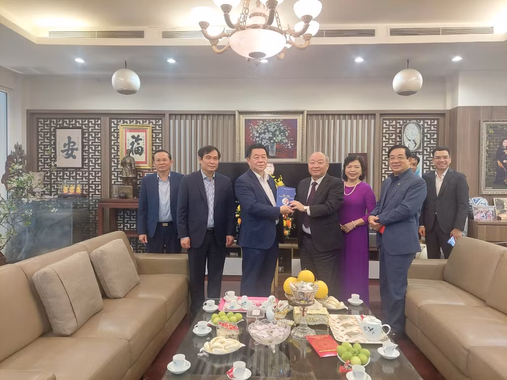 Đồng chí Nguyễn Trọng Nghĩa và đoàn công tác đến thăm đồng chí Nguyễn Quốc Triệu, nguyên Ủy viên Trung ương Đảng, nguyên Bộ trưởng Y tế.