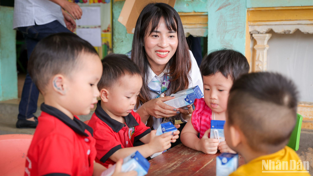 Trẻ em thích thú dùng sản phẩm TH.