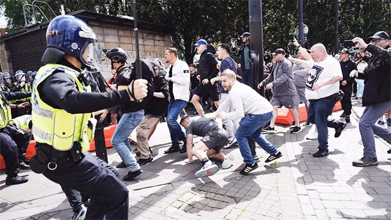 Người biểu tình quá khích đụng độ với cảnh sát Anh. (Ảnh: GETTY IMAGES)