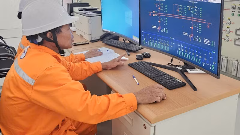 Công nhân kỹ thuật vận hành trạm biến áp Bá Thiện, huyện Bình Xuyên.