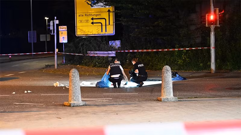 Cảnh sát điều tra hiện trường vụ tấn công bằng dao tại thành phố Siegen, Đức, ngày 30/8/2024. (Ảnh: DPA)