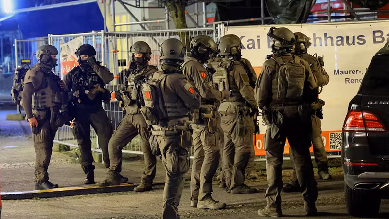 Các lực lượng đặc nhiệm làm nhiệm vụ sau vụ tấn công bằng dao. (Ảnh: Reuters)