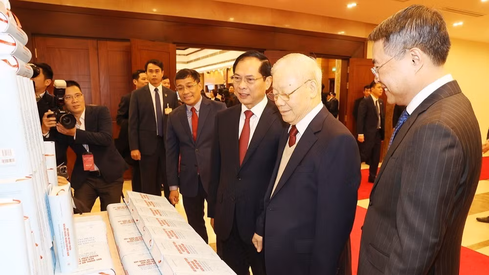 Tổng Bí thư Nguyễn Phú Trọng tham quan trưng bày sách về Ngoại giao Việt Nam tại Hội nghị Ngoại giao lần thứ 32. (Ảnh: TTXVN)