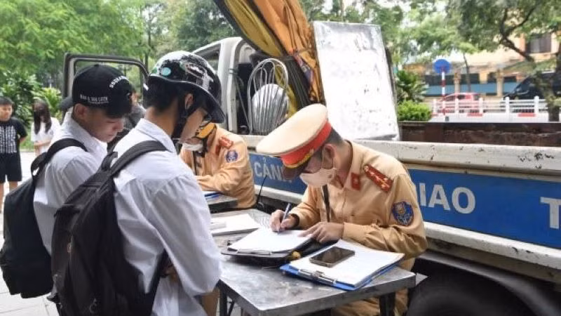 Công an thành phố Hà Nội tập trung cao điểm bảo đảm trật tự an toàn giao thông cho lứa tuổi học sinh. (Ảnh: Cục Cảnh sát giao thông)