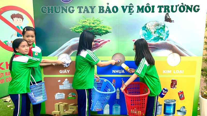 Học sinh Trường tiểu học Thanh Liệt, huyện Thanh Trì (Hà Nội) tham gia thực hành cách phân loại rác thải tại nguồn. (Ảnh: BÍCH CHÂM)
