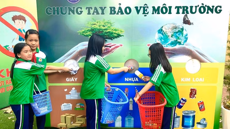 Học sinh Trường tiểu học Thanh Liệt, huyện Thanh Trì (Hà Nội) tham gia thực hành cách phân loại rác thải tại nguồn. (Ảnh: BÍCH CHÂM)