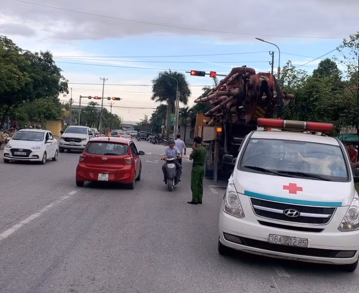 Lực lượng chức năng khắc phục hậu quả vụ tai nạn giao thông.