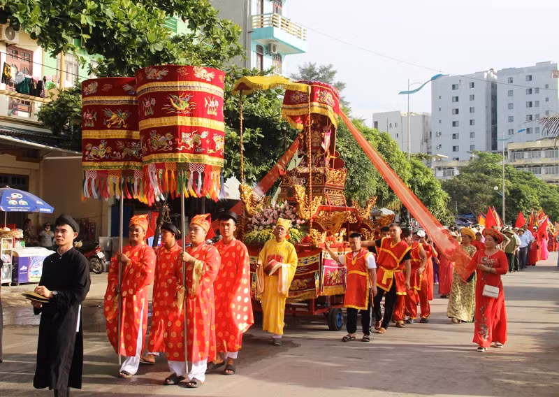 Các phường, xã rước kiệu thành hoàng làng về khu vực Đền thờ Độc Cước cùng phối tế.
