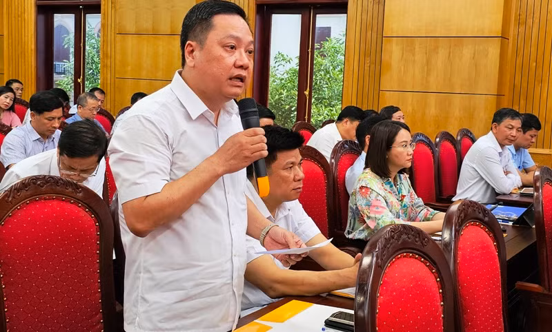 Đại biểu Hội đồng nhân dân tỉnh Thanh Hóa chất vấn tại phiên họp.