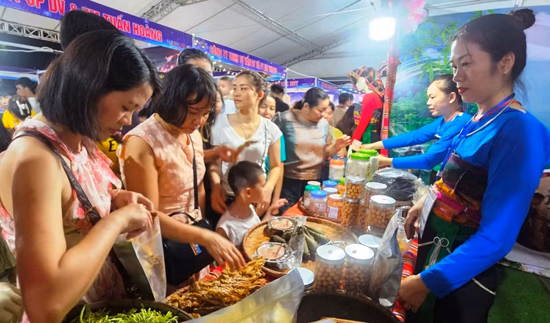 Khách hàng chọn mua sản phẩm của huyện Quan Hóa, tỉnh Thanh Hóa.