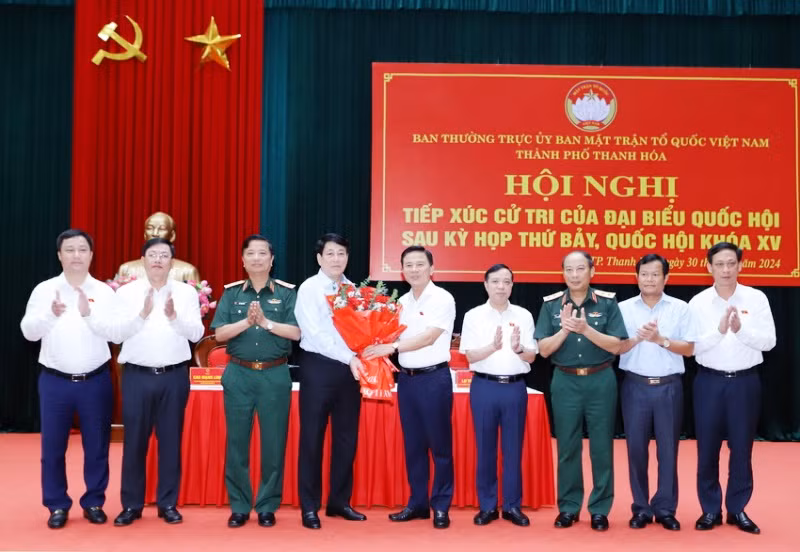 Đại diện tỉnh Thanh Hóa tặng hoa chúc mừng đồng chí Lương Cường được Trung ương Đảng phân công giữ trọng trách Thường trực Ban Bí thư.