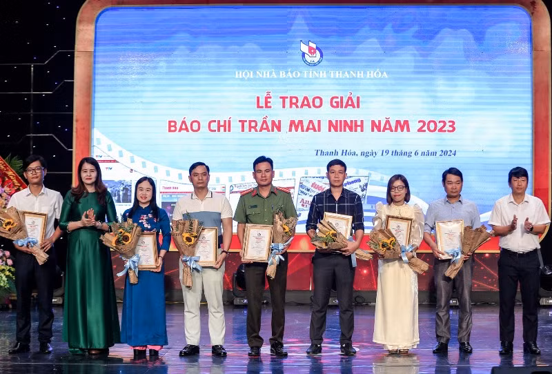 Ban tổ chức trao phần thưởng cho các tác giả có tác phẩm đoạt giải.