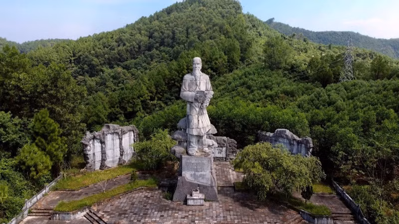 Tượng đài đại danh y Hải Thượng Lãn Ông Lê Hữu Trác tại tỉnh Hà Tĩnh. Tượng đài đại danh y Hải Thượng Lãn Ông Lê Hữu Trác tại tỉnh Hà Tĩnh.