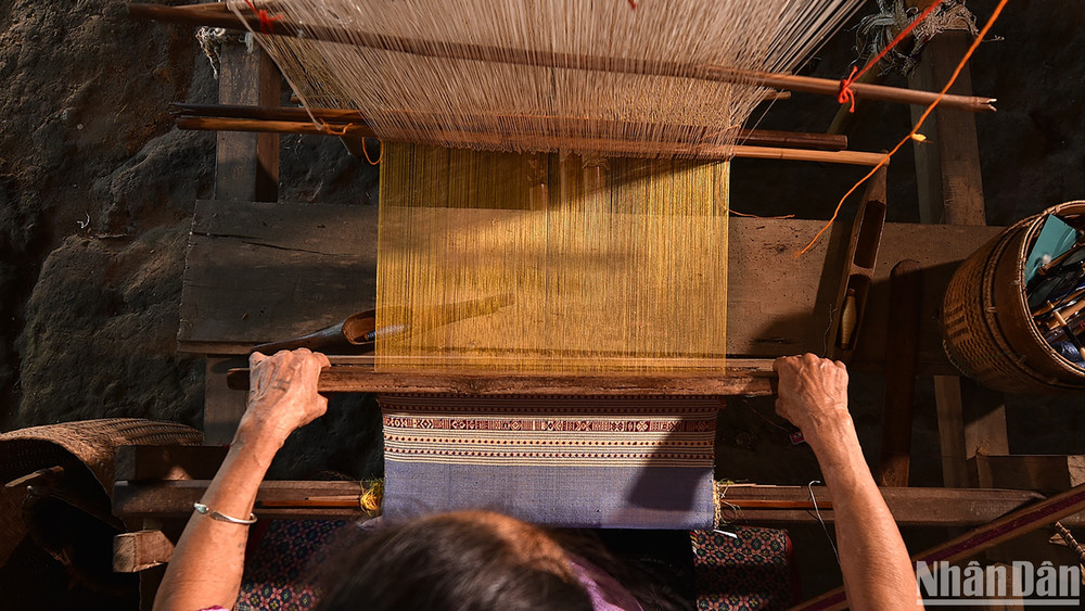 Thổ cẩm Hoa Tiến - Dấu ấn văn hóa từ bàn tay người phụ nữ Thái ảnh 2 Thổ cẩm Hoa Tiến - Dấu ấn văn hóa từ bàn tay người phụ nữ Thái ảnh 2