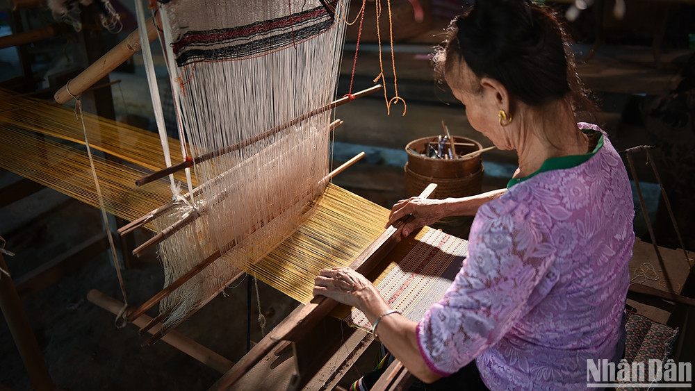 Thổ cẩm Hoa Tiến - Dấu ấn văn hóa từ bàn tay người phụ nữ Thái ảnh 3 Thổ cẩm Hoa Tiến - Dấu ấn văn hóa từ bàn tay người phụ nữ Thái ảnh 3