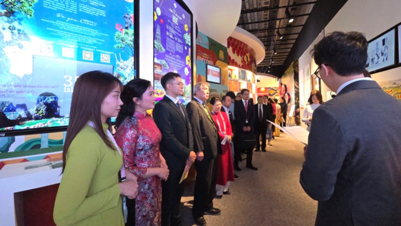 Các đại biểu tham quan, nghe thuyết minh các nội dung trưng bày tại triển lãm. Các đại biểu tham quan, nghe thuyết minh các nội dung trưng bày tại triển lãm.