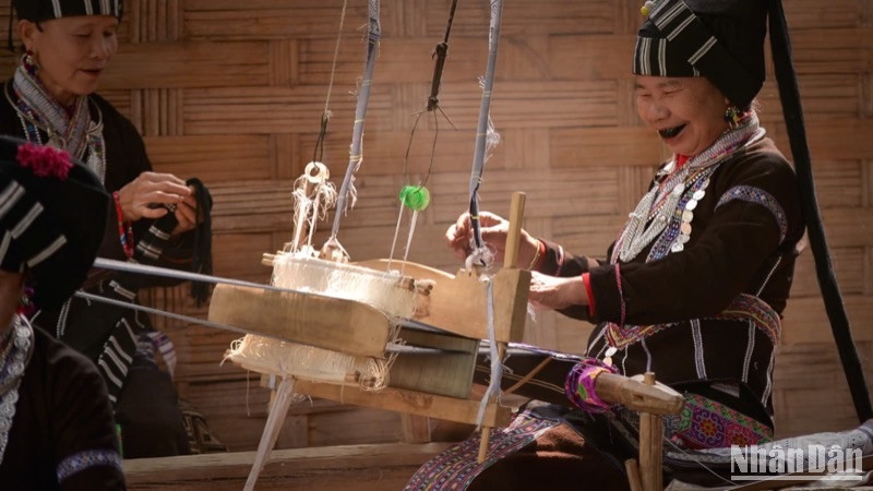 Bản sắc văn hóa Việt đang được giới thiệu mạnh mẽ tại nhiều quốc gia. (Ảnh: VŨ LINH) Bản sắc văn hóa Việt đang được giới thiệu mạnh mẽ tại nhiều quốc gia. (Ảnh: VŨ LINH)