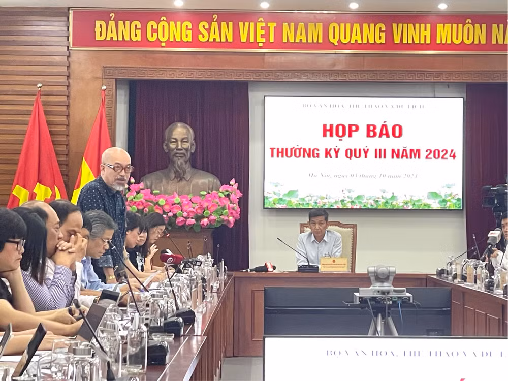 Cục trưởng Cục Điện ảnh Vi Kiến Thành tham dự họp báo.