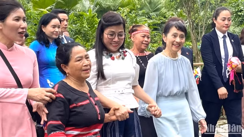 Phu nhân Lê Thị Bích Trân và Phu nhân Ishiba Yoshiko thăm không gian làng dân tộc Xơ Đăng.