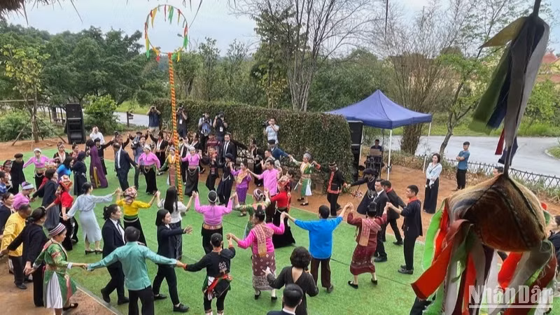 Kết nối qua điệu xòe Tây Bắc.