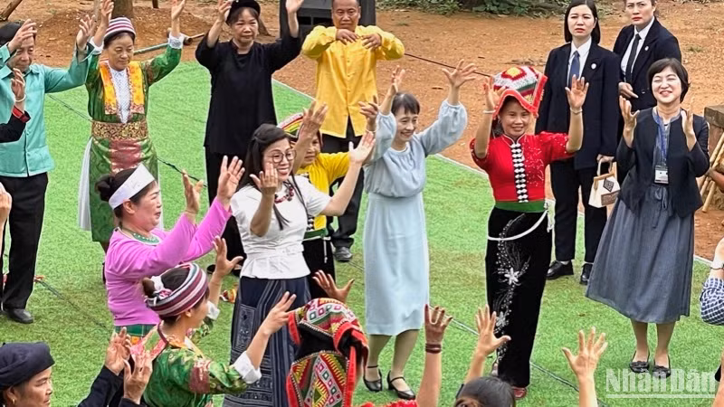 Phu nhân Lê Thị Bích Trân và Phu nhân Ishiba Yoshiko thăm Làng Văn hóa-Du lịch các dân tộc Việt Nam. 