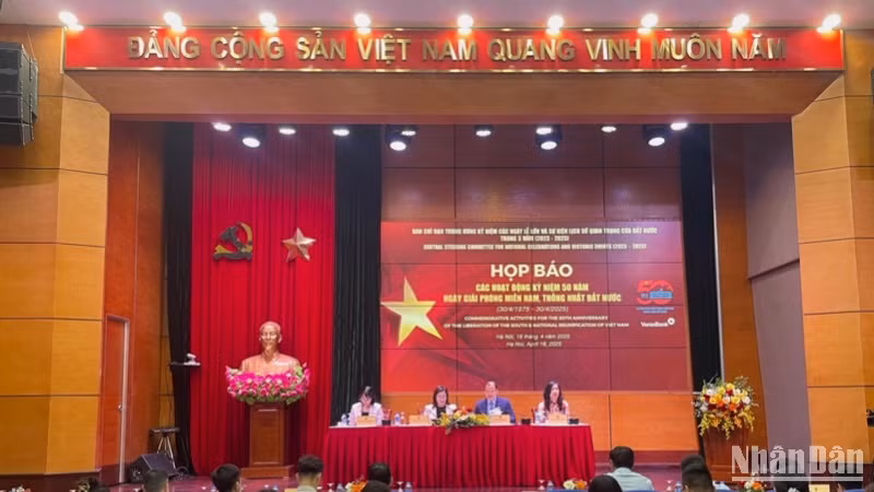 Quang cảnh buổi họp báo. 