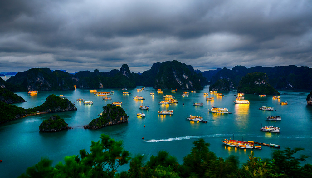 Ảnh Vịnh Hạ Long trưng bày tại triển lãm.