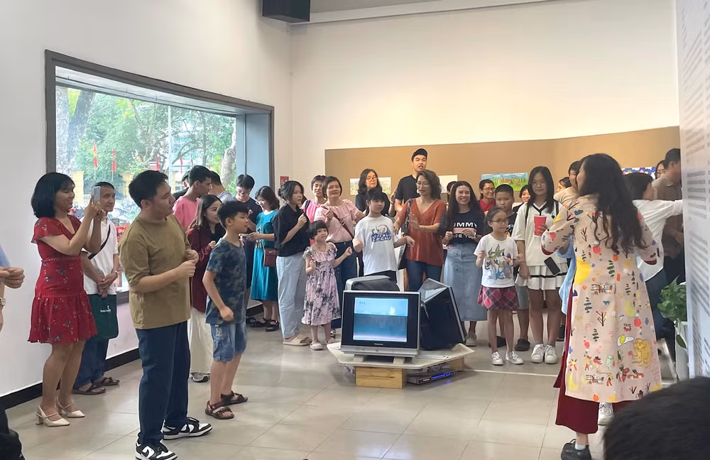 Hoạt động tương tác trong khai mạc triển lãm.